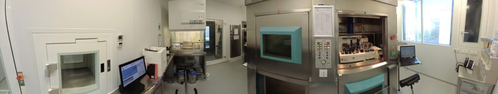 Syntheseraum für die GMP-konforme PET-Radiopharmakaproduktion im Reinraum des GMP-Bereichs des TRIGA Mainz mit Heißzellen und Sterilbank (Foto: J.P. Timpe)