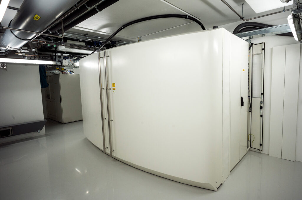Zyklotron PETtrace 700S mit geschlossenem Strahlungsschild (Foto: S.F. Sämmer)